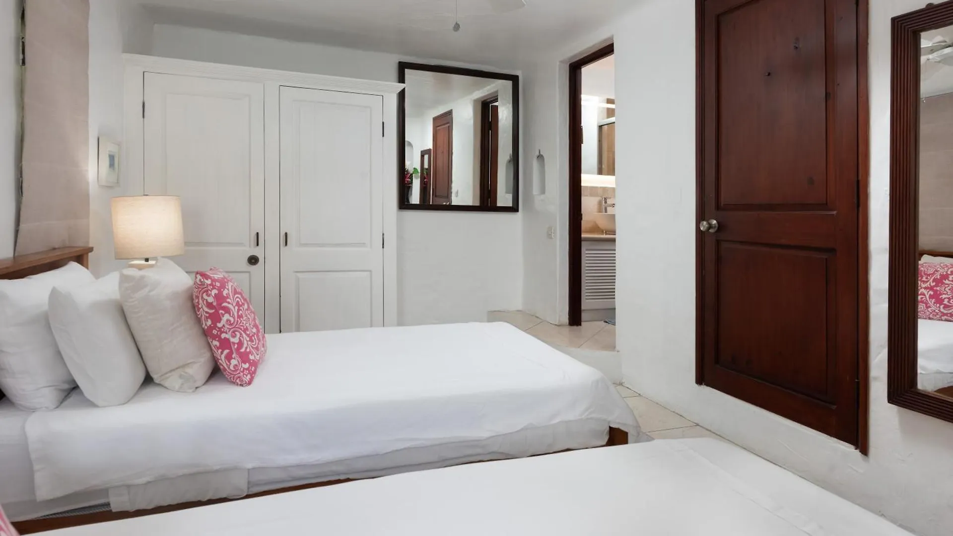 Coralita Apartments Saint Michael